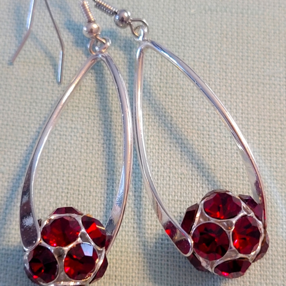 VERY PRETTY STAINLESS STEEL DANGL ERRINGS